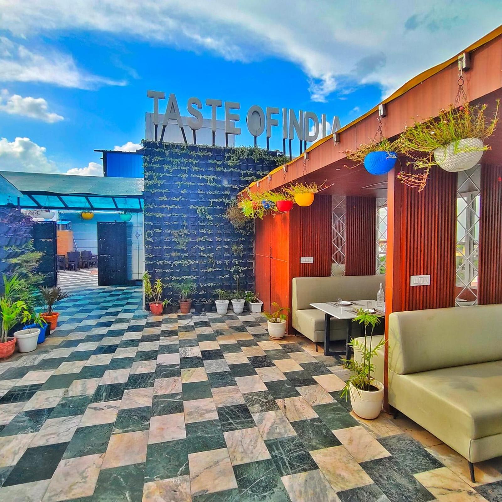 Rich Grand Hotel Агра Экстерьер фото